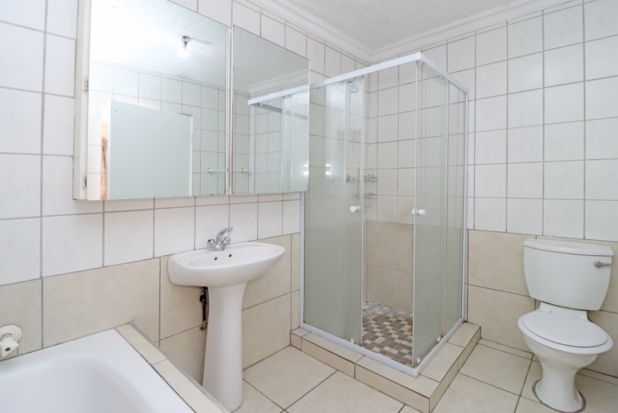7 Bedroom Property for Sale in Magaliessig Gauteng