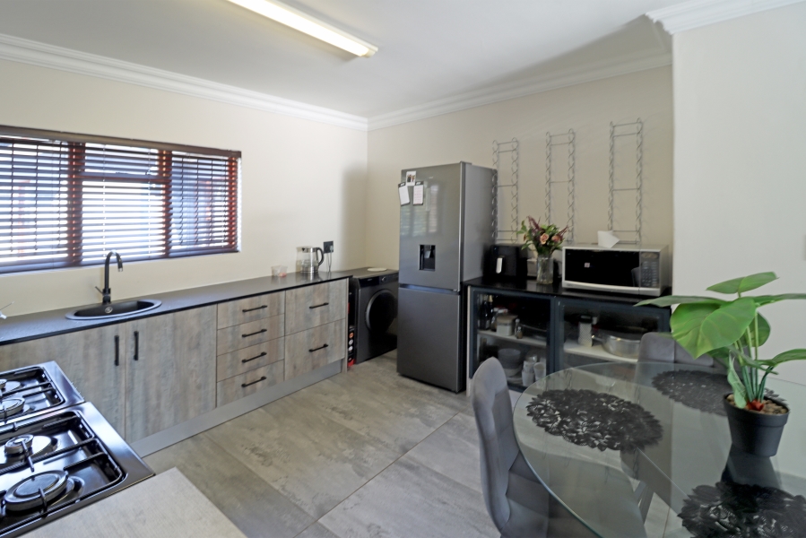 7 Bedroom Property for Sale in Magaliessig Gauteng