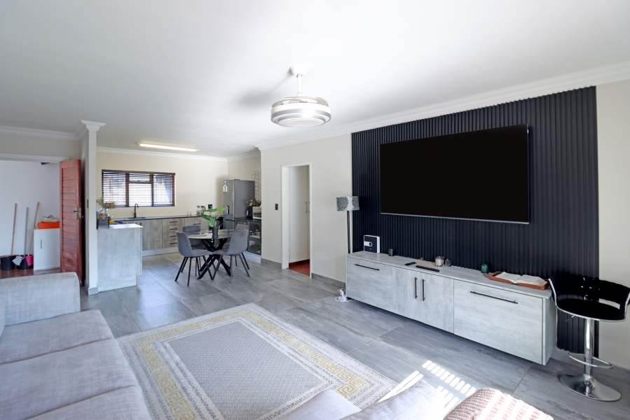7 Bedroom Property for Sale in Magaliessig Gauteng