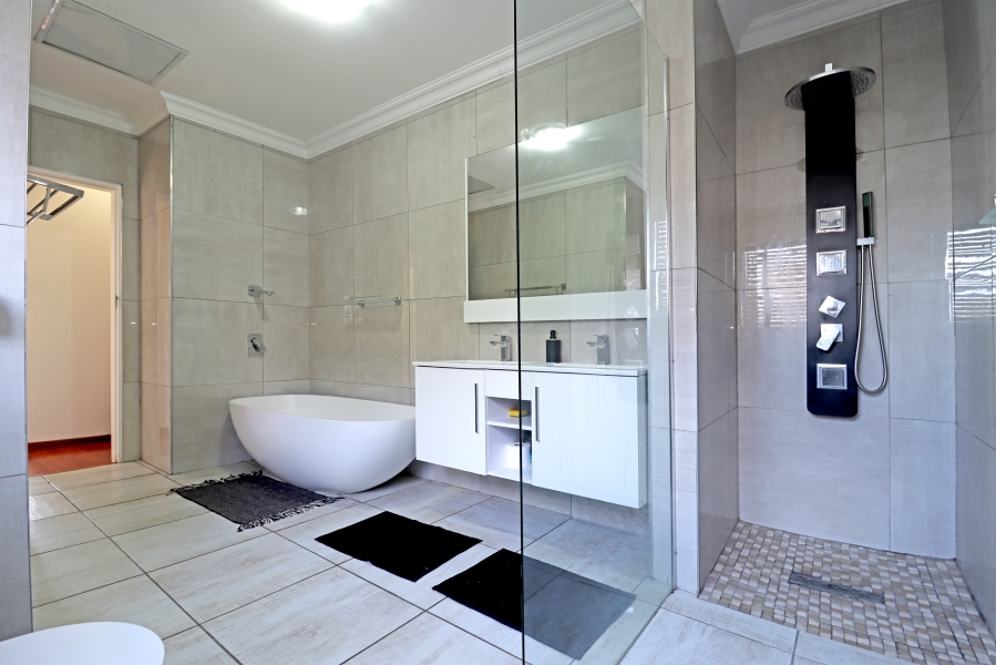 7 Bedroom Property for Sale in Magaliessig Gauteng