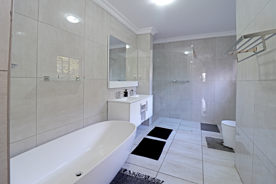 7 Bedroom Property for Sale in Magaliessig Gauteng