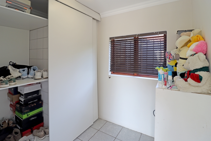 7 Bedroom Property for Sale in Magaliessig Gauteng