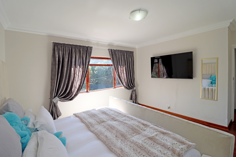 7 Bedroom Property for Sale in Magaliessig Gauteng