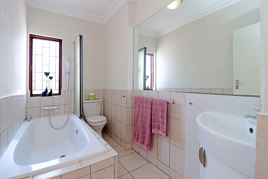 7 Bedroom Property for Sale in Magaliessig Gauteng