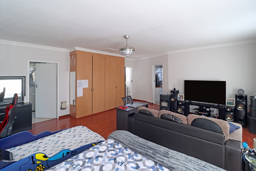 7 Bedroom Property for Sale in Magaliessig Gauteng