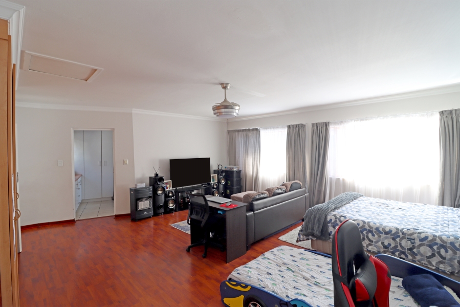 7 Bedroom Property for Sale in Magaliessig Gauteng