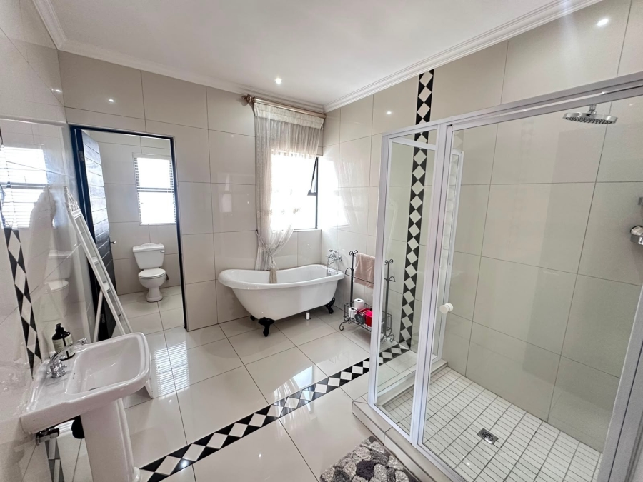 7 Bedroom Property for Sale in Midstream Estate Gauteng