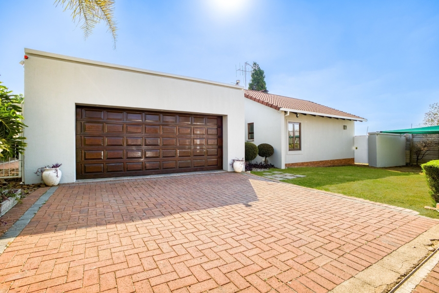 To Let 4 Bedroom Property for Rent in Lonehill Gauteng