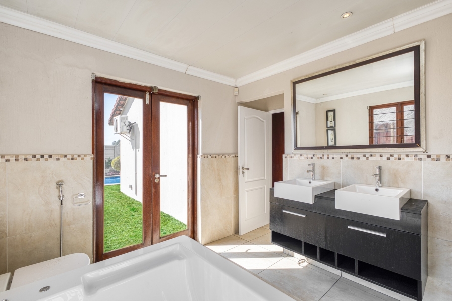 To Let 4 Bedroom Property for Rent in Lonehill Gauteng