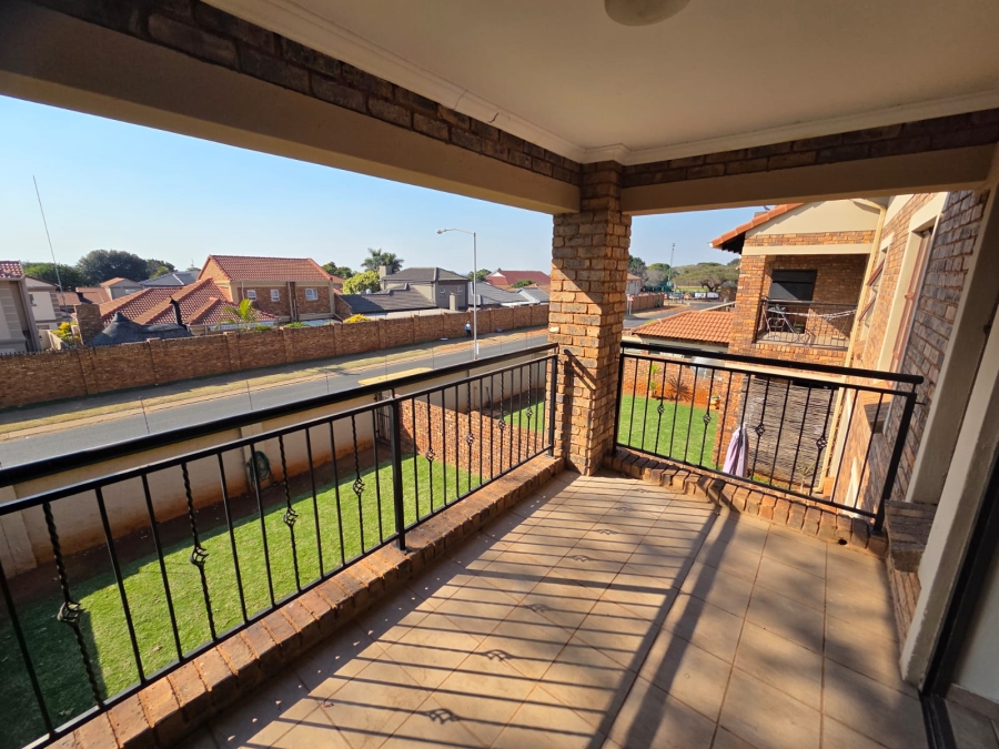 2 Bedroom Property for Sale in Magalieskruin Gauteng