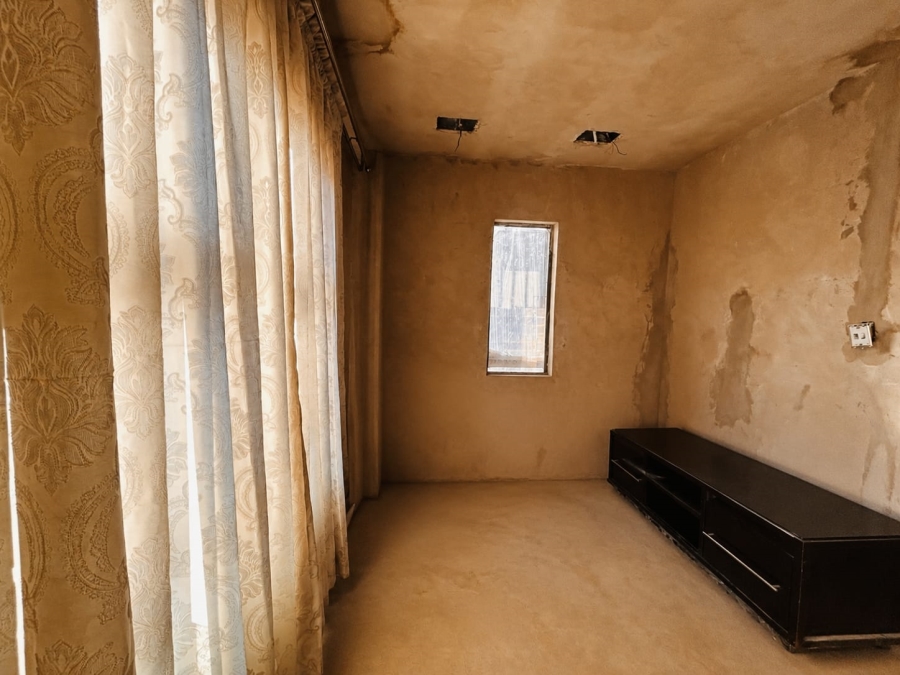 5 Bedroom Property for Sale in Golden Gardens Gauteng