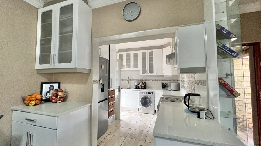 To Let 3 Bedroom Property for Rent in Vorna Valley Gauteng