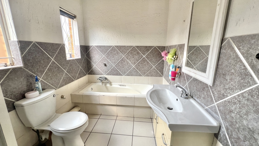 To Let 3 Bedroom Property for Rent in Vorna Valley Gauteng