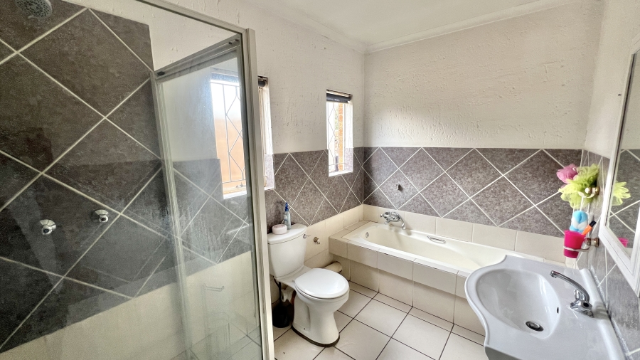 To Let 3 Bedroom Property for Rent in Vorna Valley Gauteng