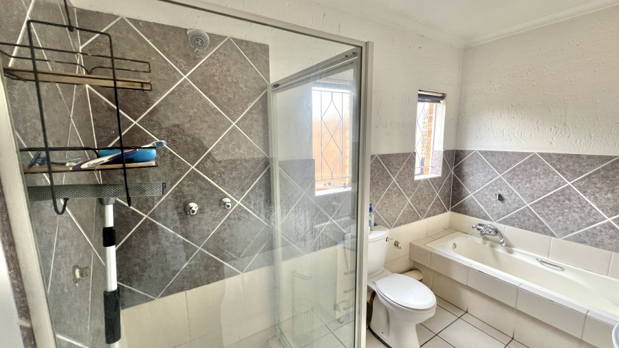 To Let 3 Bedroom Property for Rent in Vorna Valley Gauteng