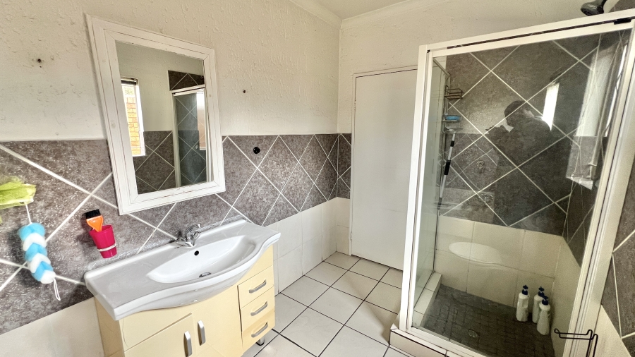 To Let 3 Bedroom Property for Rent in Vorna Valley Gauteng