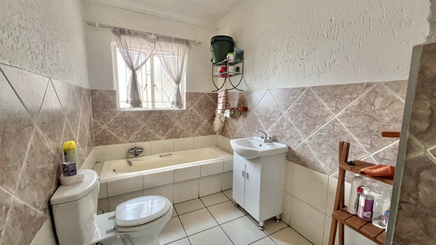 To Let 3 Bedroom Property for Rent in Vorna Valley Gauteng