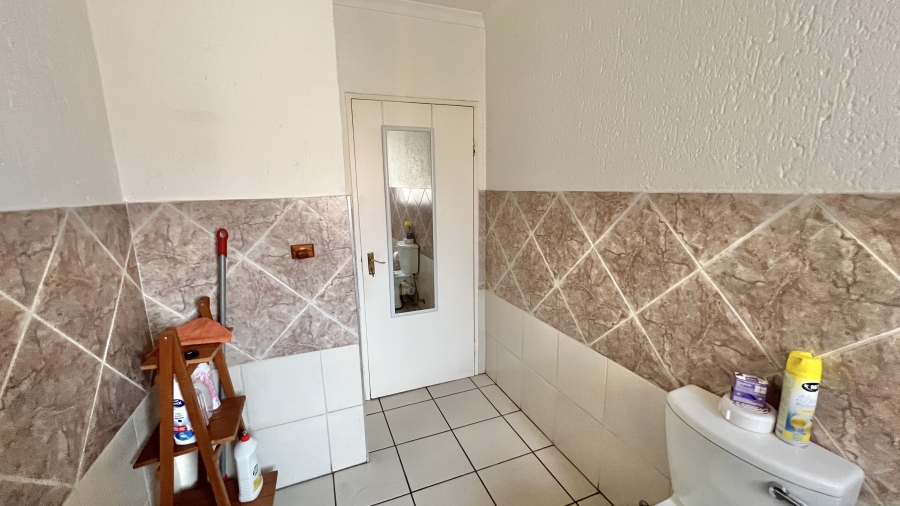 To Let 3 Bedroom Property for Rent in Vorna Valley Gauteng