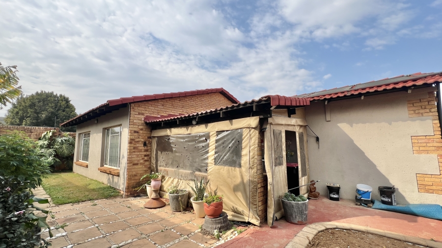 To Let 3 Bedroom Property for Rent in Vorna Valley Gauteng