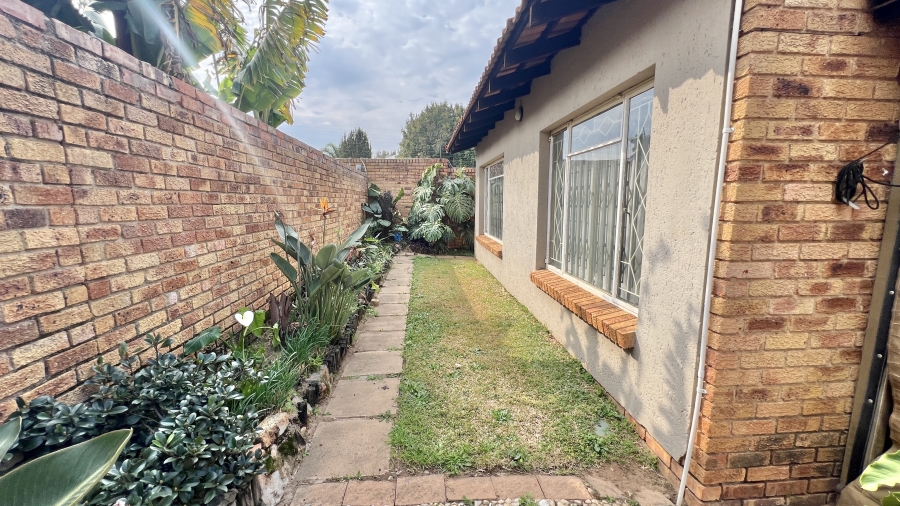 To Let 3 Bedroom Property for Rent in Vorna Valley Gauteng