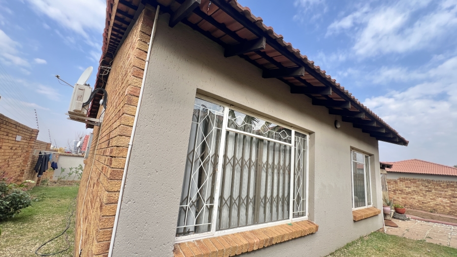 To Let 3 Bedroom Property for Rent in Vorna Valley Gauteng