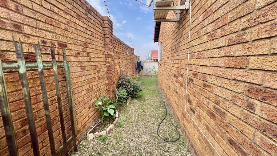 To Let 3 Bedroom Property for Rent in Vorna Valley Gauteng