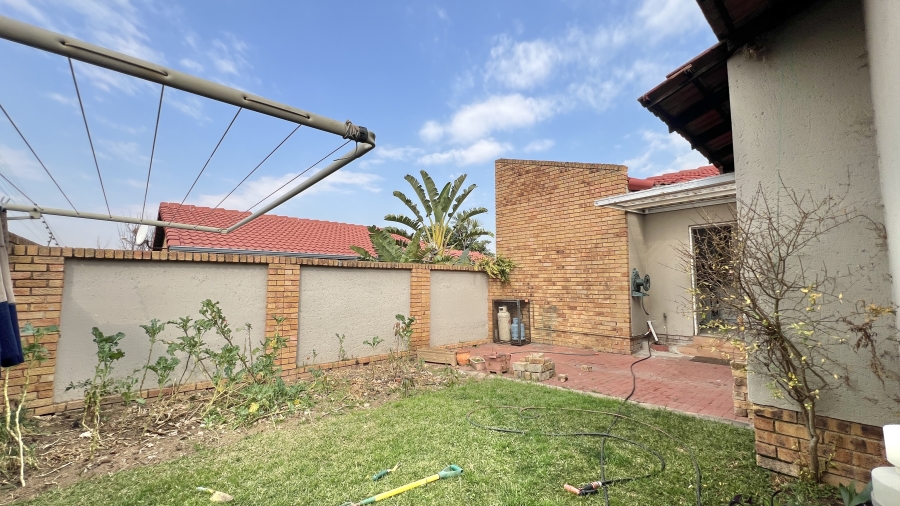 To Let 3 Bedroom Property for Rent in Vorna Valley Gauteng