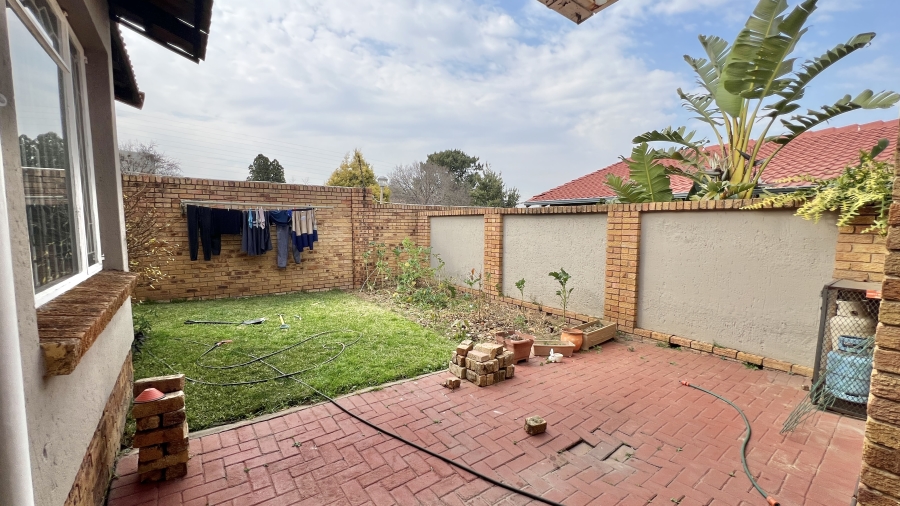 To Let 3 Bedroom Property for Rent in Vorna Valley Gauteng
