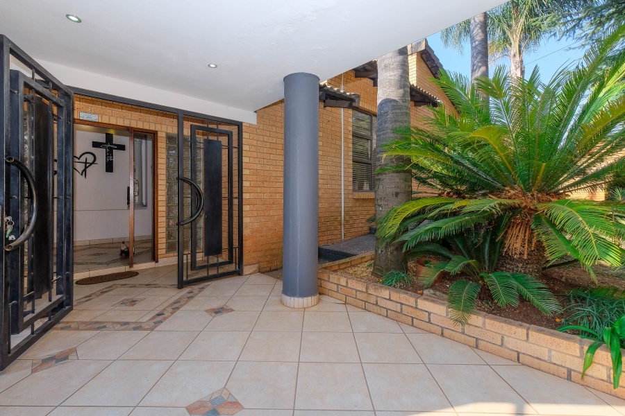 5 Bedroom Property for Sale in Wilro Park Gauteng