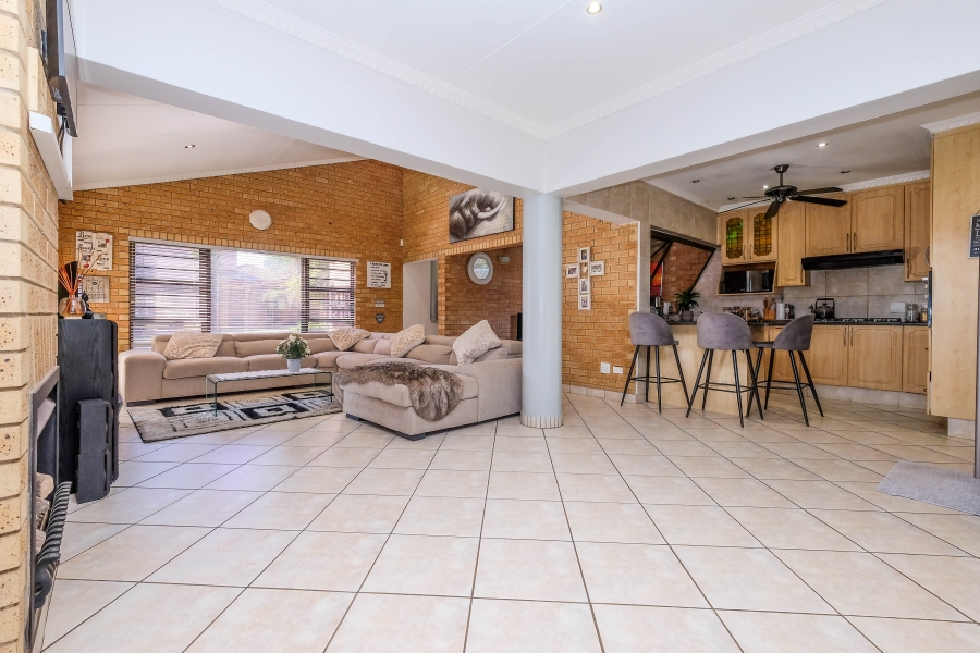 5 Bedroom Property for Sale in Wilro Park Gauteng