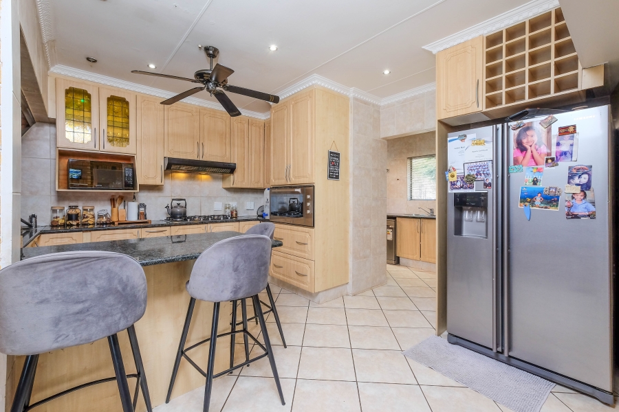 5 Bedroom Property for Sale in Wilro Park Gauteng