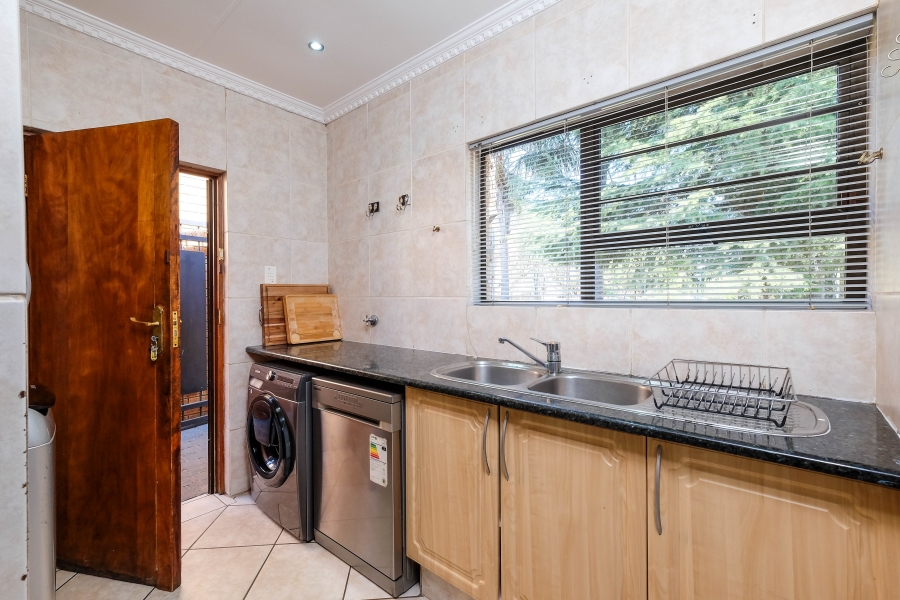 5 Bedroom Property for Sale in Wilro Park Gauteng