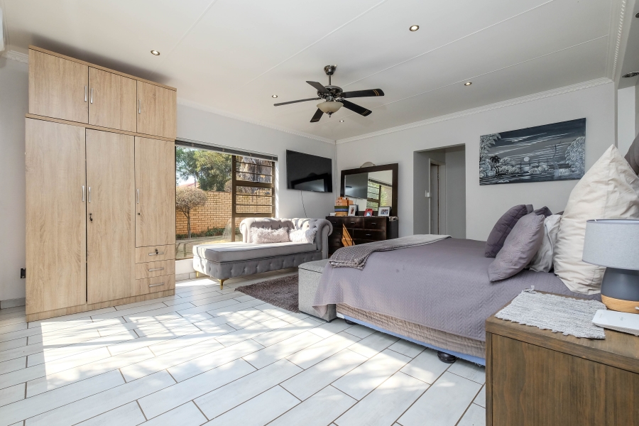 5 Bedroom Property for Sale in Wilro Park Gauteng