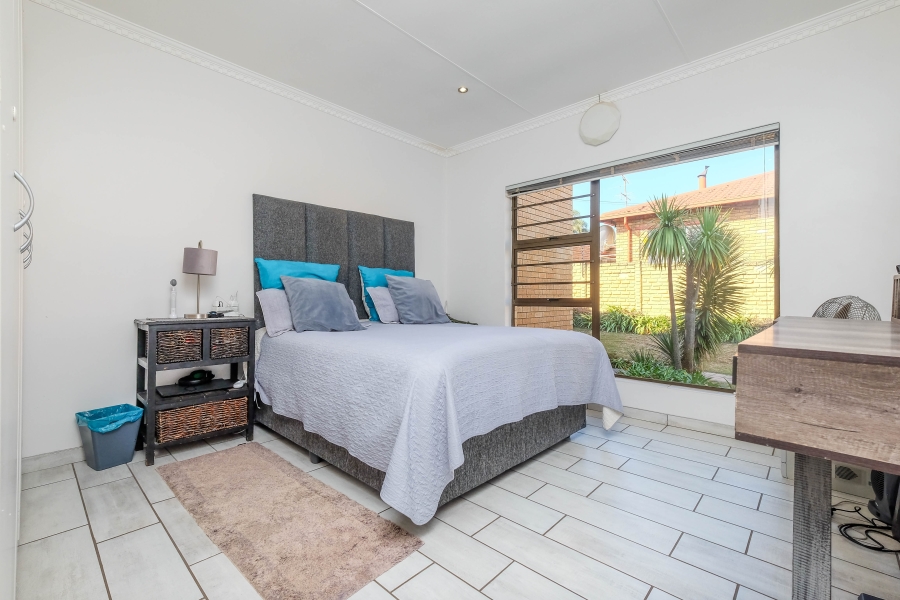 5 Bedroom Property for Sale in Wilro Park Gauteng