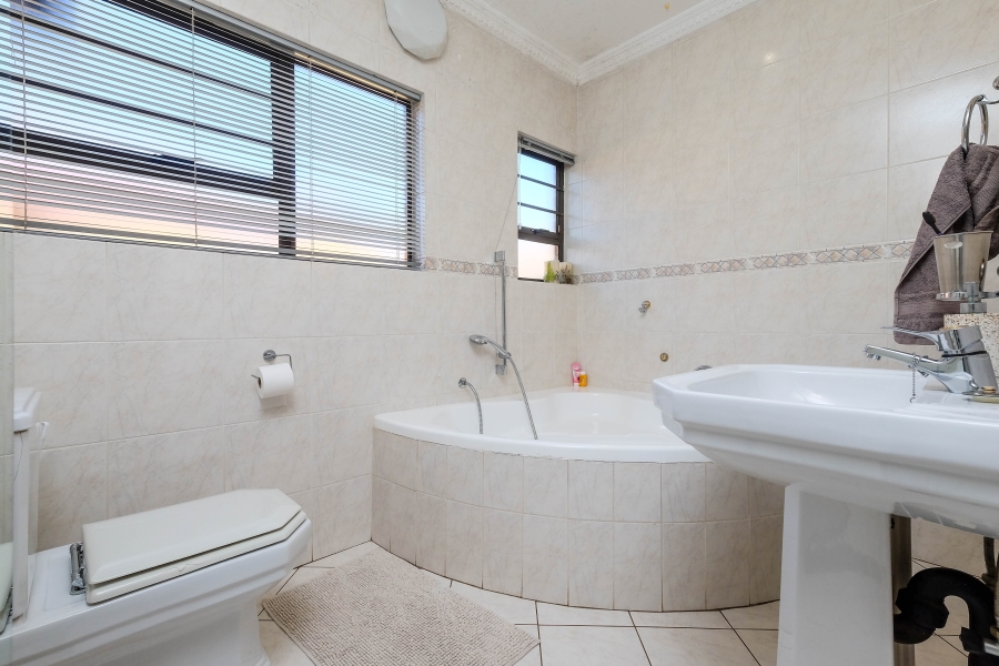 5 Bedroom Property for Sale in Wilro Park Gauteng
