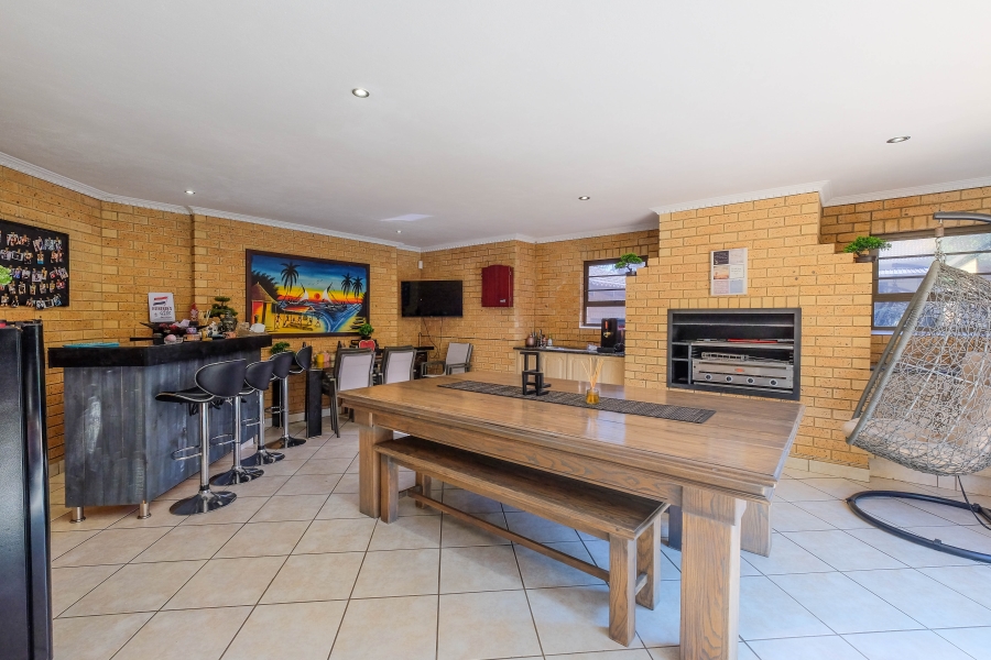 5 Bedroom Property for Sale in Wilro Park Gauteng