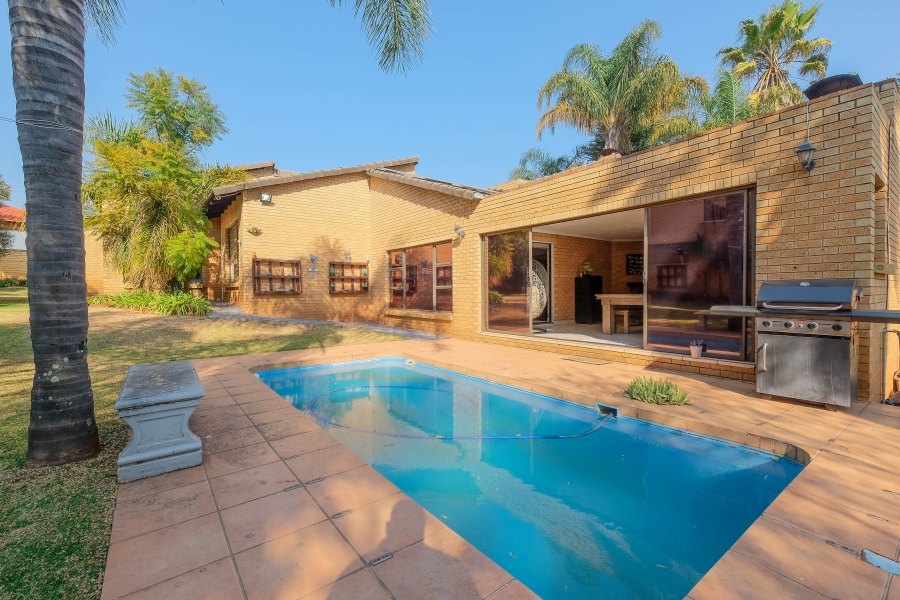 5 Bedroom Property for Sale in Wilro Park Gauteng