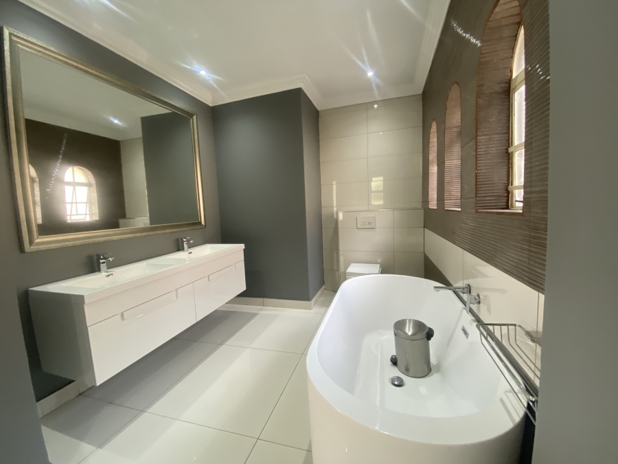 To Let 4 Bedroom Property for Rent in Fourways Gauteng