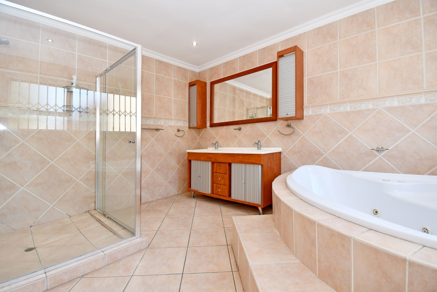 5 Bedroom Property for Sale in Chartwell Gauteng