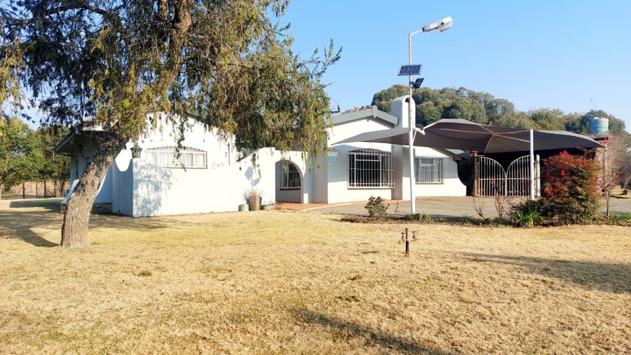 4 Bedroom Property for Sale in Loumarina A H Gauteng
