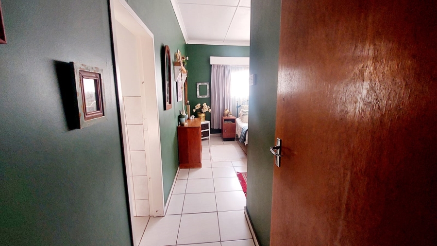 4 Bedroom Property for Sale in Loumarina A H Gauteng