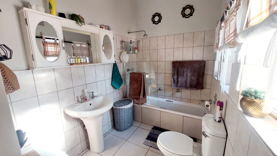 4 Bedroom Property for Sale in Loumarina A H Gauteng