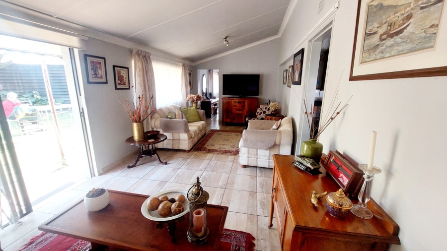 4 Bedroom Property for Sale in Loumarina A H Gauteng