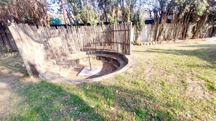 4 Bedroom Property for Sale in Loumarina A H Gauteng