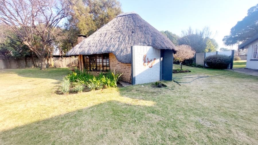 4 Bedroom Property for Sale in Loumarina A H Gauteng