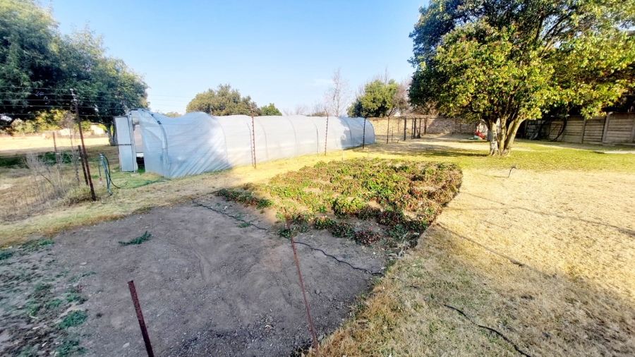 4 Bedroom Property for Sale in Loumarina A H Gauteng