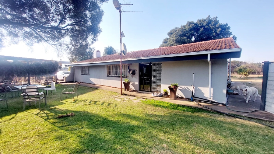 4 Bedroom Property for Sale in Loumarina A H Gauteng