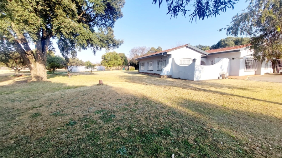 4 Bedroom Property for Sale in Loumarina A H Gauteng