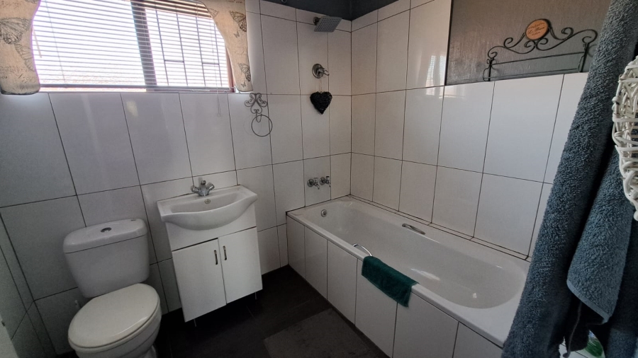4 Bedroom Property for Sale in Loumarina A H Gauteng