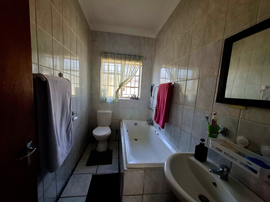 3 Bedroom Property for Sale in Strubenvale Gauteng